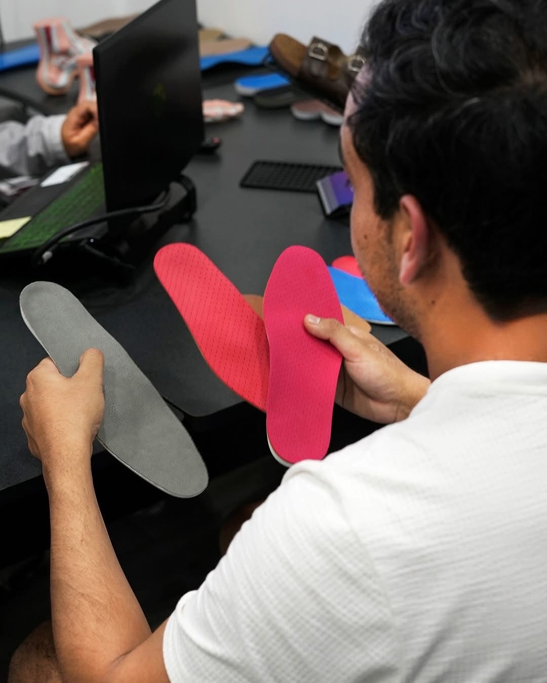 Especialista de Podotech revisando plantillas en la mesa de trabajo
