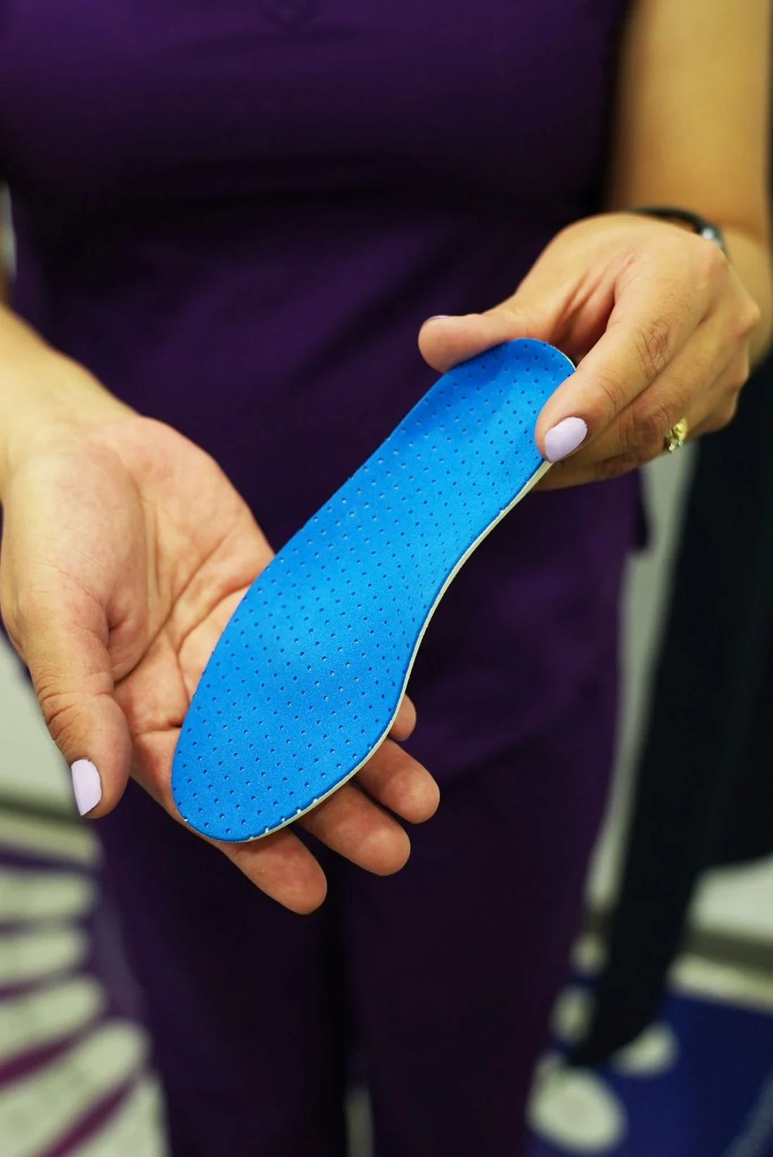 Manos sostienen una plantilla azul y muestran su forma y sus materiales